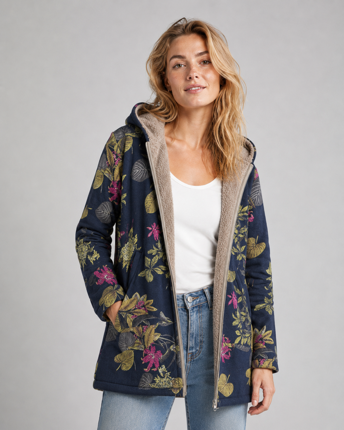 Casual og komfortabel dame fleecejakke med floral design og glidelås, perfekt for hverdagsbruk året rundt.