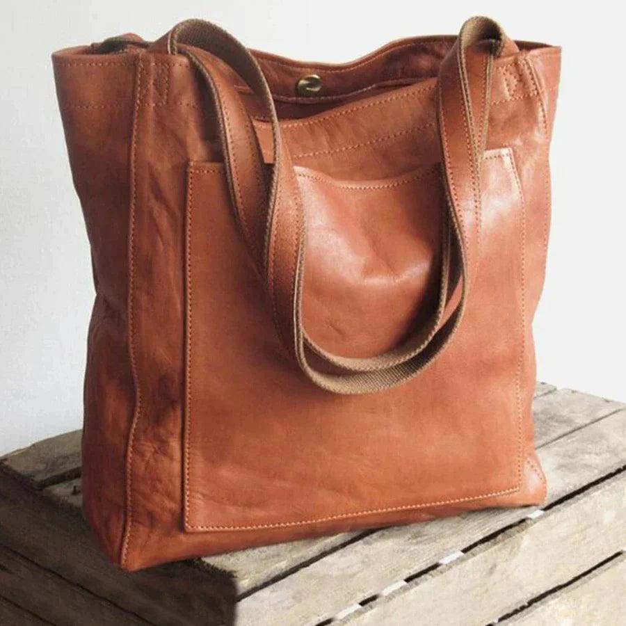 Detaljert bilde av moderne skulderveske for kvinner. Stilrent design, justerbar rem. Fashion tilbehør.