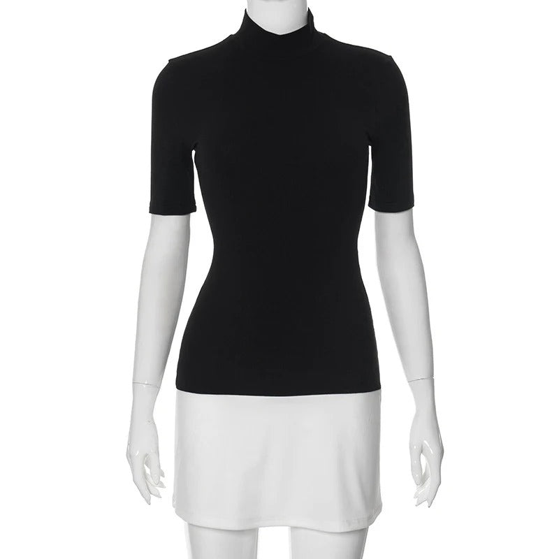 Figursydd bodycon kjole for kvinner med turtleneck og patchwork. Sort/hvit design med halv erme, moderne og elegant.