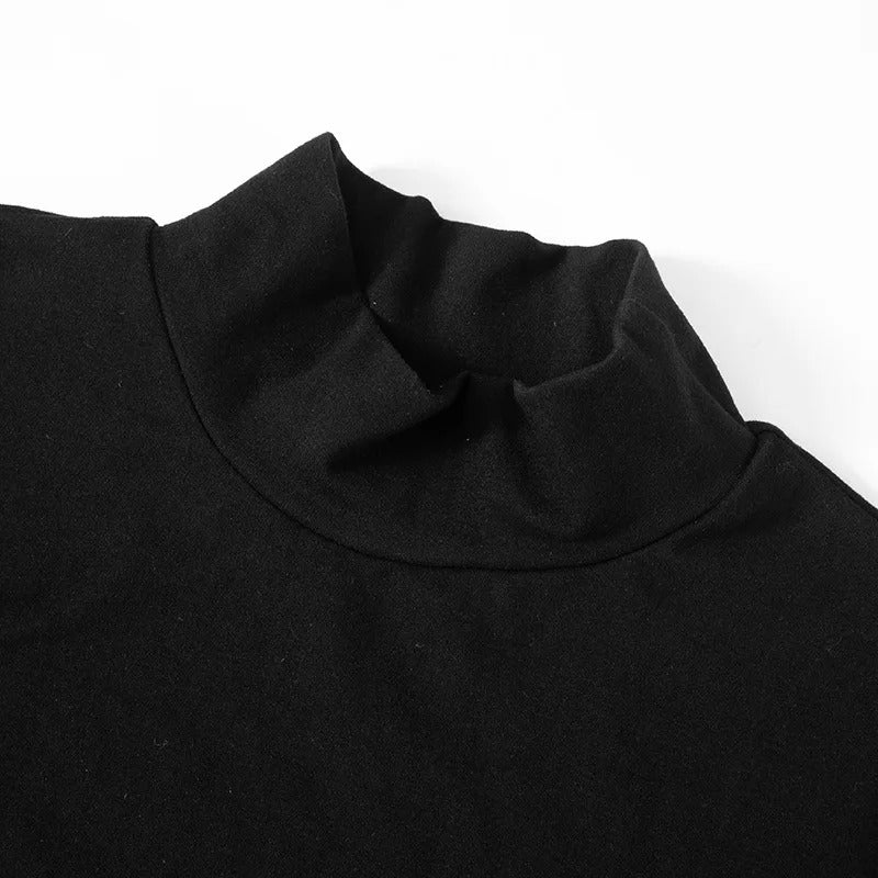 Damemote: Figursydd patchwork turtleneck bodycon kjole i sort/hvitt med halv erme. Elegant og moderne design.