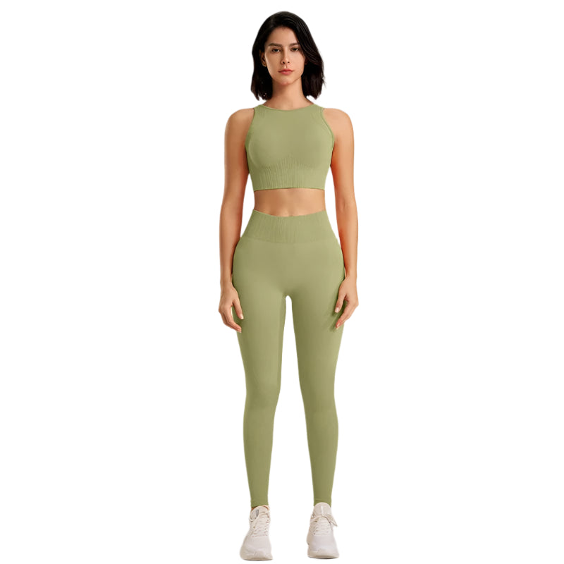 Detaljbilde av det pustende sømløse stoffet i yogasettet for kvinner, designet for aktivklær og fitness.
