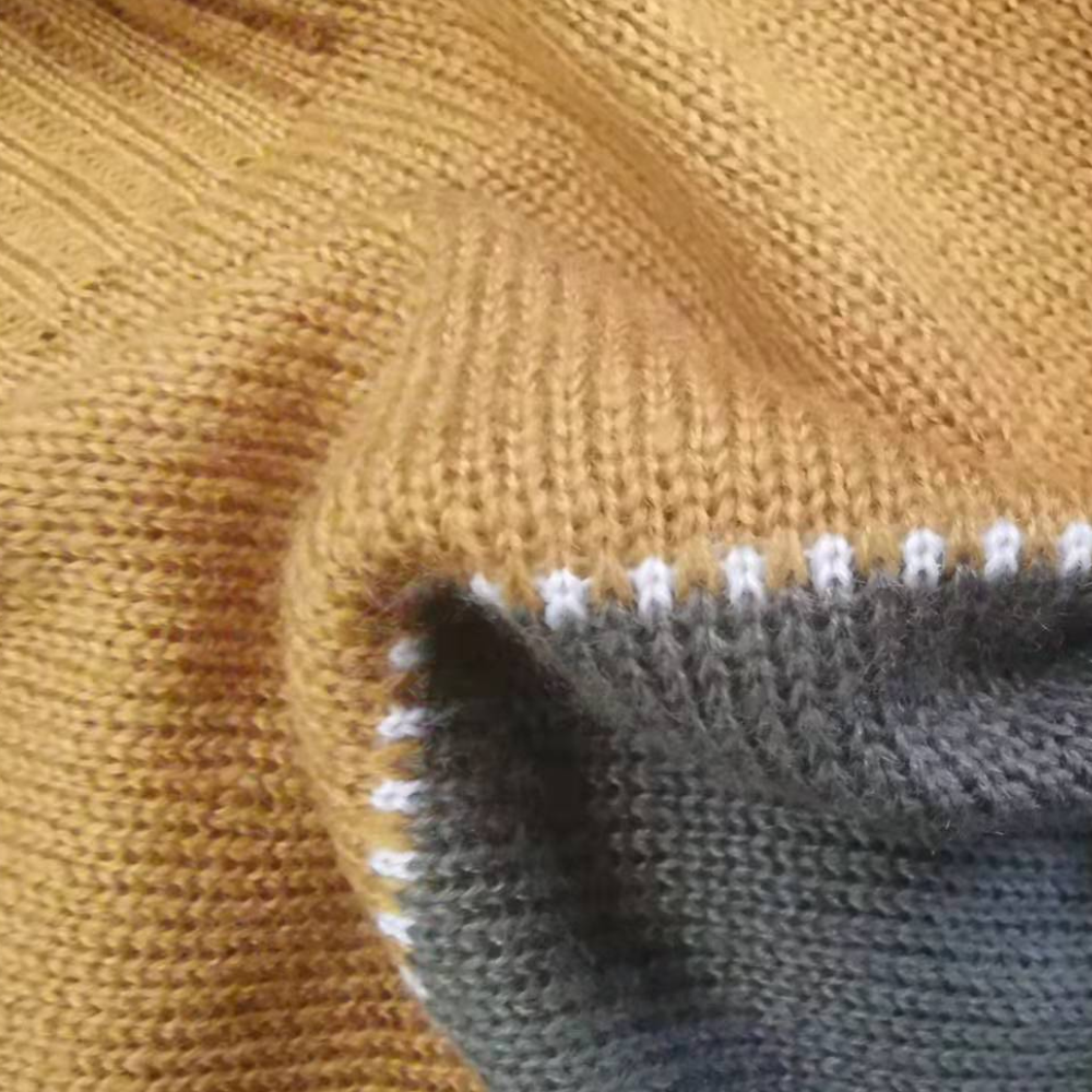 Modell viser komfortabel kvinnegenser med striper, ideell for et elegant hverdagsantrekk.