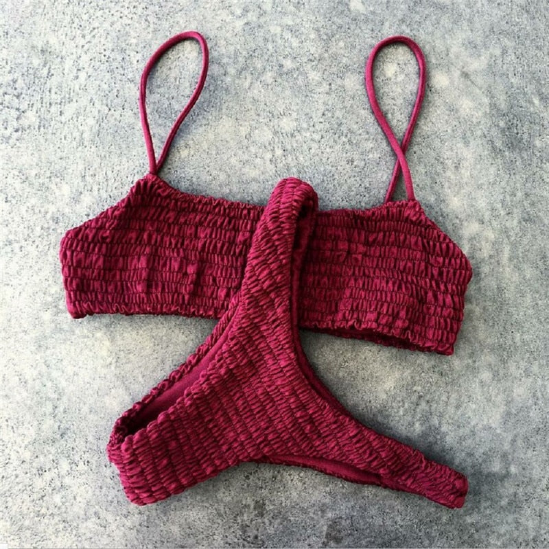 Sidevisning av kvinners push-up bikini med lav midje, viser plissert stoff og passform.