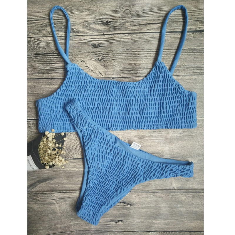 Nærbilde av push-up funksjonen i kvinners plissert bikini, komfortabelt badetøy.