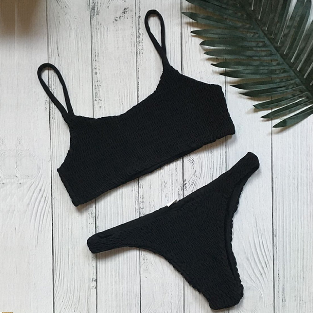 Helsyntese av kvinners plissert push-up bikini sett med fokus på mote og komfort.