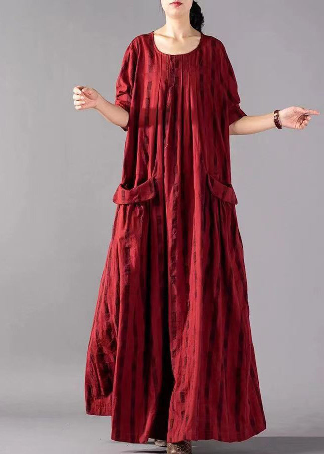 Elegant damekjole med lange ermer, rynket design og praktiske lommer, ideell for ferie og fritid.