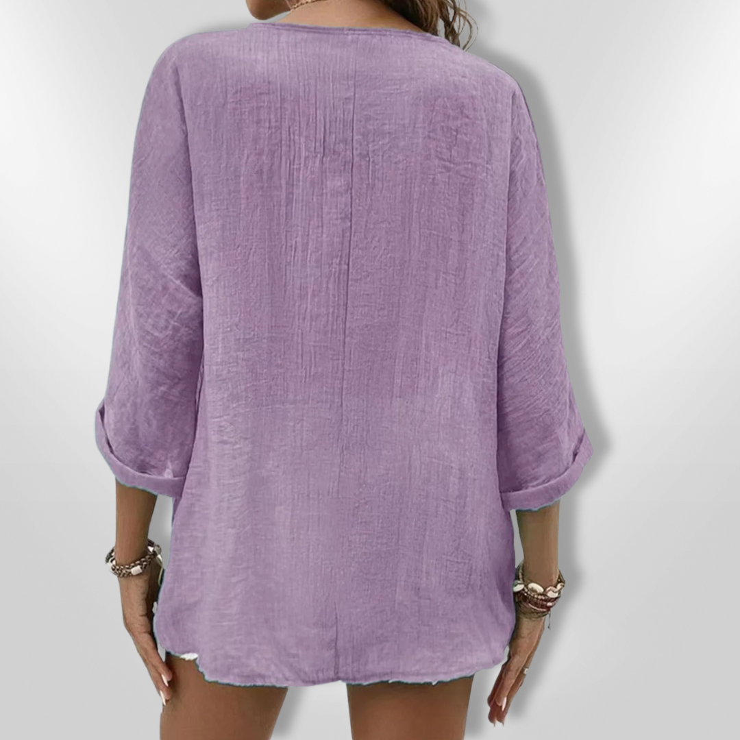 Elegant kvinnebluse med avslappet passform, V-hals og knapper. Trendy dameklær for motebevisste.