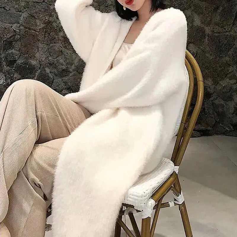 Elegant lang strikket cardigan for kvinner, perfekt som lag-på-lag plagg i kjøligere vær.