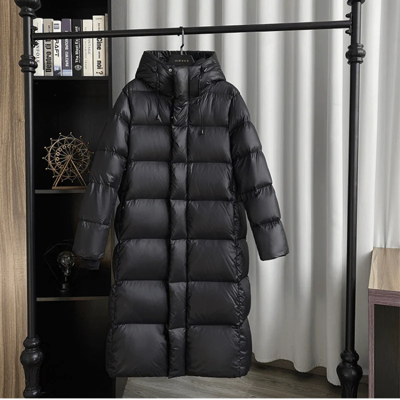 Elegant og praktisk lang damejakke, vattert for vinteren. Komfortabel fritidsjakke i moderne design.