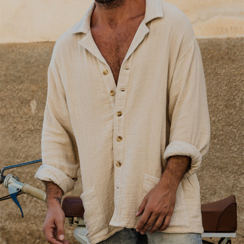 Beige langermet herre button-up skjorte. Klassisk fritidsskjorte med avslappet passform for menn.