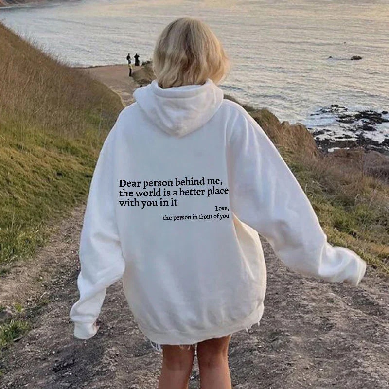 Langermet hettegenser med "Dear Person Behind Me" trykk, komfortabel i polyester, sprer positiv energi og stil.