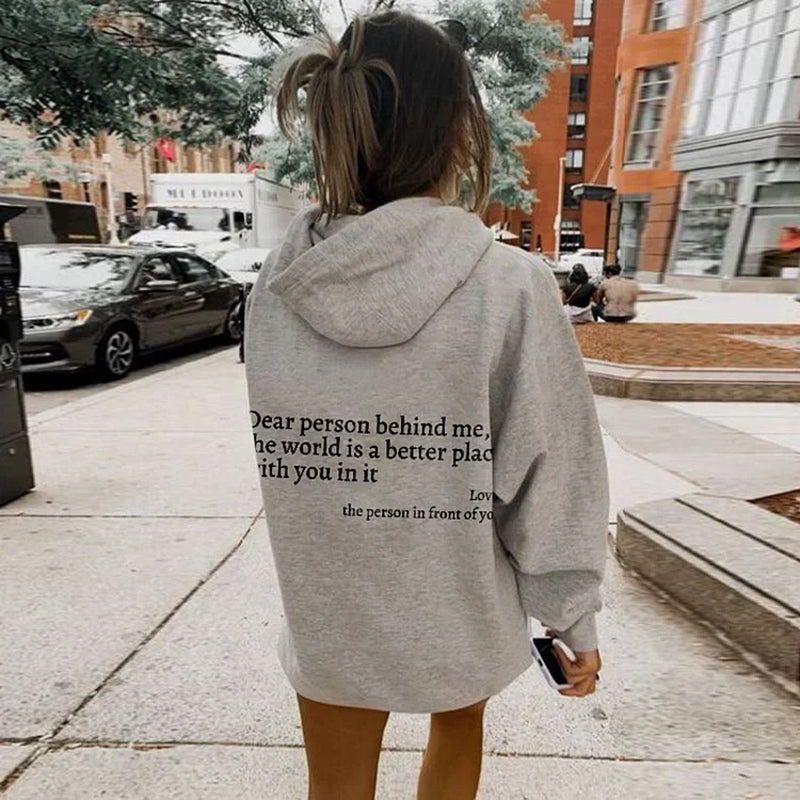 Langermet hettegenser med "Dear Person Behind Me" trykk, komfortabel i polyester, sprer positiv energi og stil.