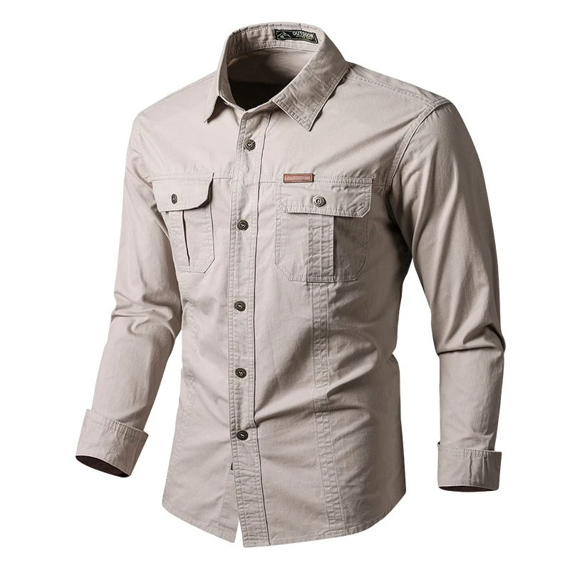 Navy blå langermet militærskjorte, robust og allsidig herreskjorte for utendørs og casual stil. Også i beige.