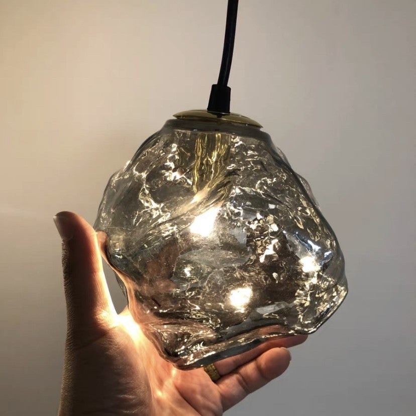 "Lava Glass pendellampe i postmoderne design, svevende form, kobber og glass for en moderne stue."