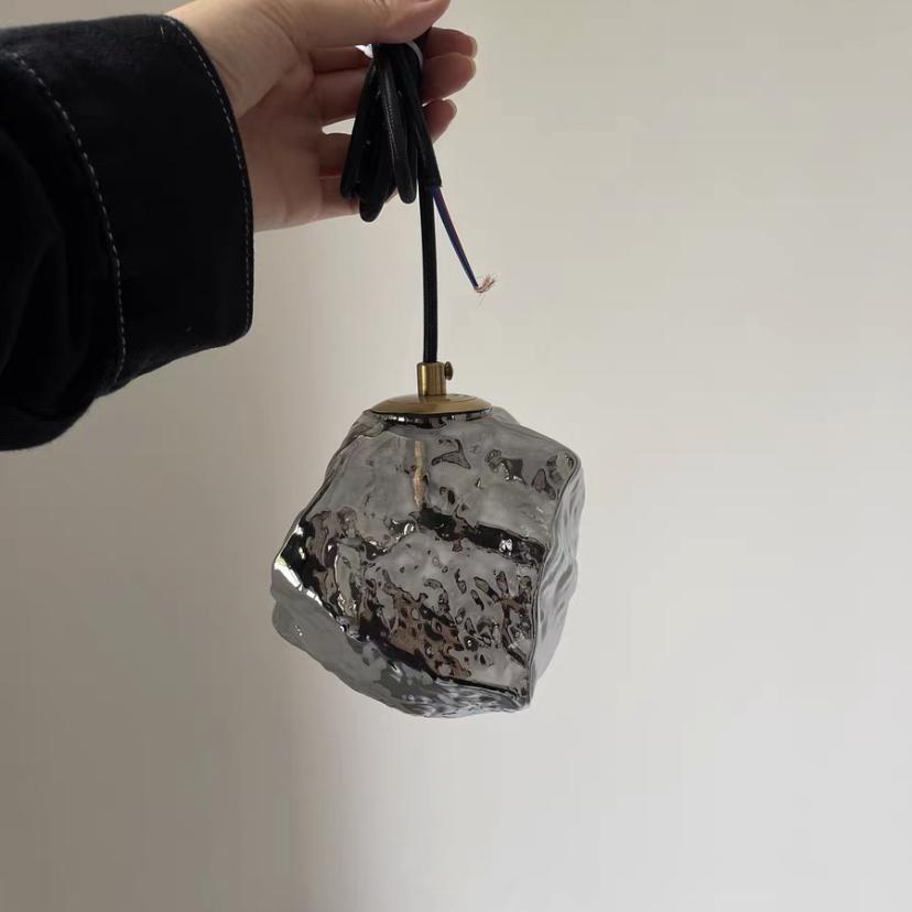 "Lava Glass pendellampe i postmoderne design, svevende form, kobber og glass for en moderne stue."