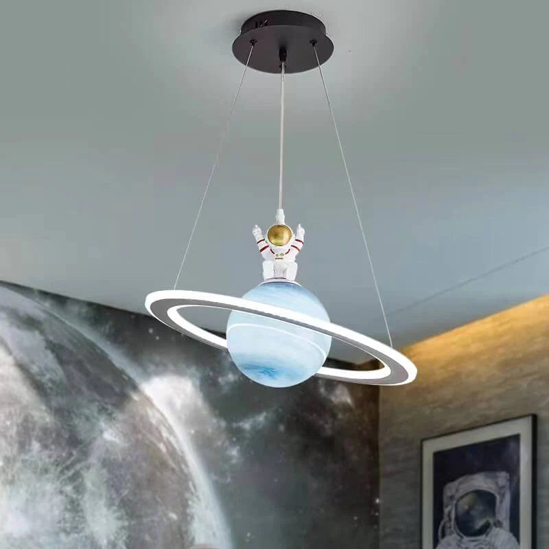 Dekorativ LED-lampe barn, planetdesign som lyser opp barnerommet med mykt lys.