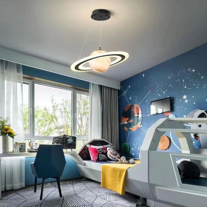Kreativt planetdesign LED hengelampe, perfekt for et inspirerende barnerom.