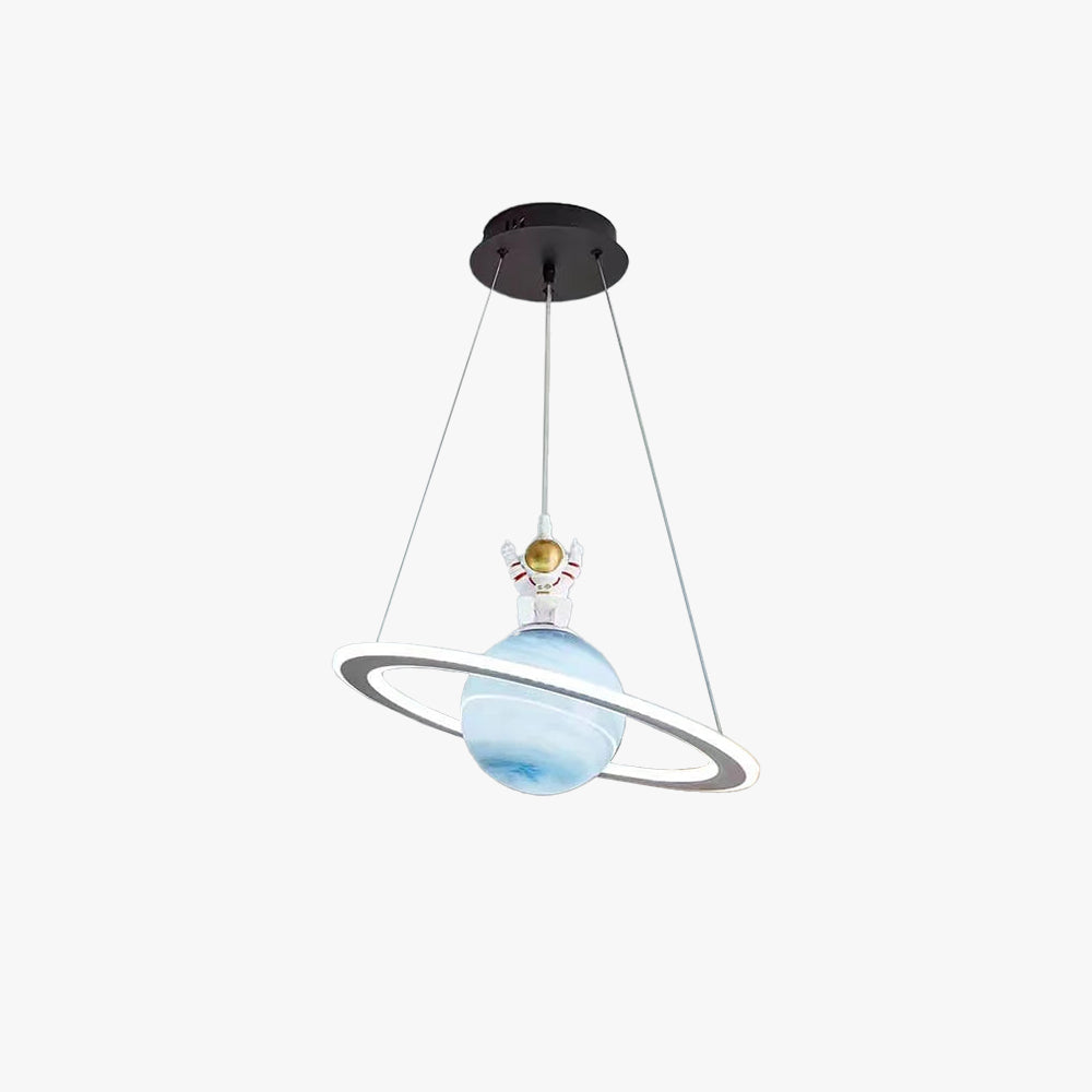 Hengende LED-lampe for barnerom, romtema innredning med levende planetdesign.
