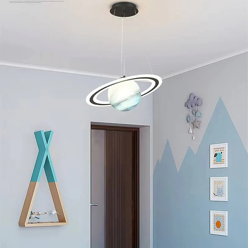 Barnerom LED hengelys, med sikker energisparende funksjon og spennende planetmotiv.