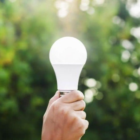 Robust LED nødlyspære med lang levetid. Pålitelig 3W lyskilde for uventede strømbrudd i hjemmet.