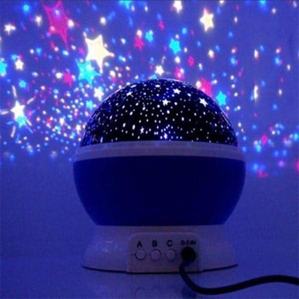 "LED nattlampe for barn, projiserer fargerik stjernehimmel, skaper en drømmende atmosfære og trygghet om natten."