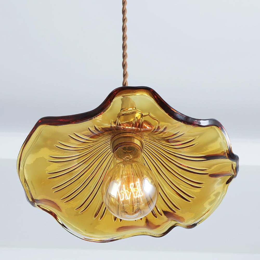 "LED pendellampe med elegant hibiskusdesign, unik glasskulptur, messingdetaljer, justerbar, perfekt for stilfull belysning."