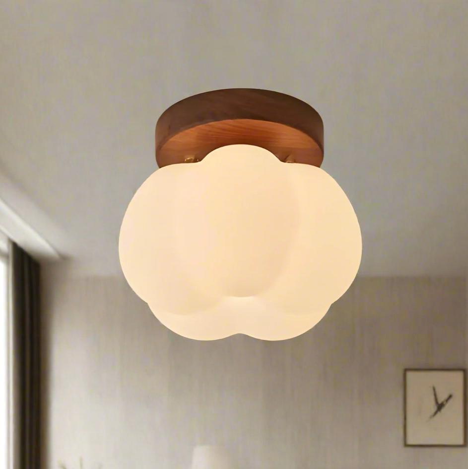 "Leken gresskarformet taklampe i tresort, perfekt for å skape et varmt, sjarmerende miljø i hjemmet ditt."