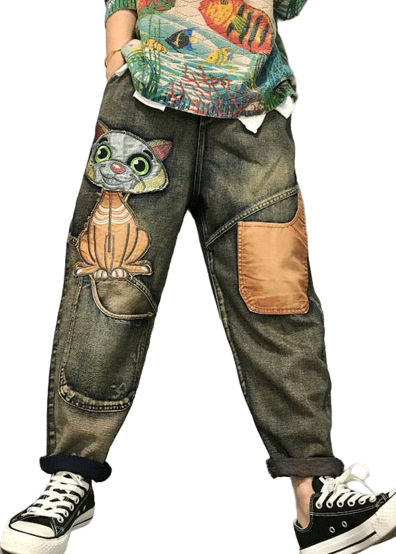Lekne dame haremjeans med unikt kattbroderi. Komfortabel, løs passform for casual vår- og høstmote.
