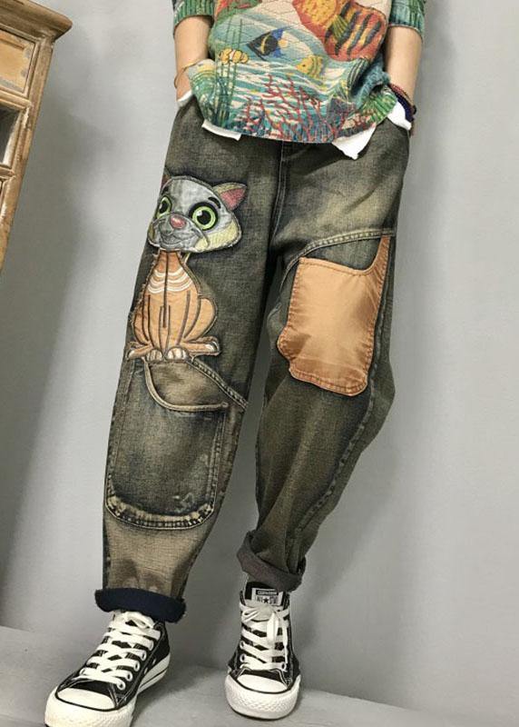 Trendige dame haremjeans med løs passform og søtt kattbroderi. Perfekte for vårens og høstens avslappede stil.
