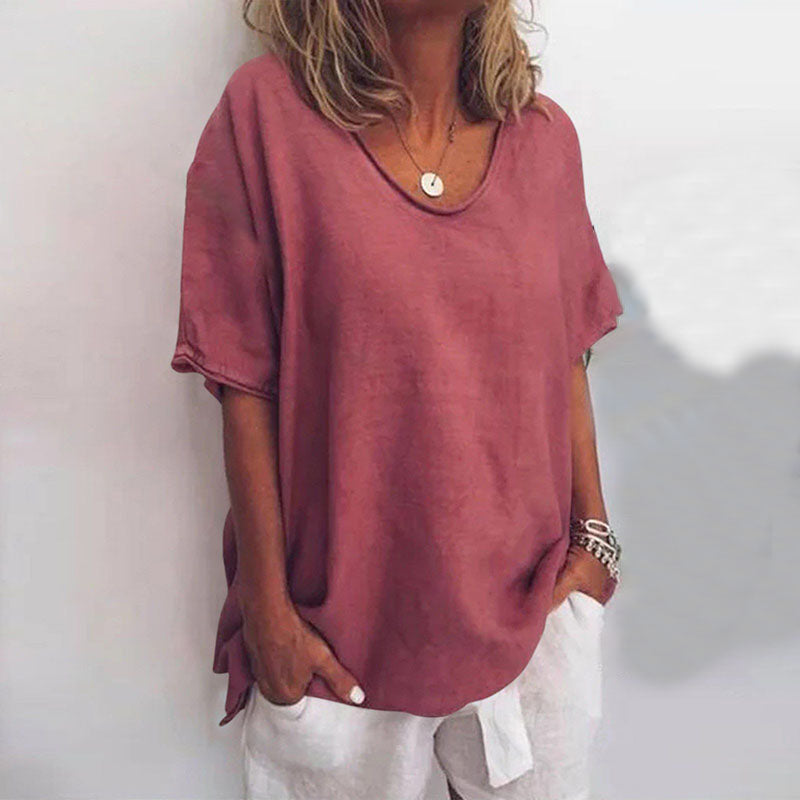 Bakside av komfortabel damebluse med korte ermer og V-hals. Lett og luftig design for sommerdager.