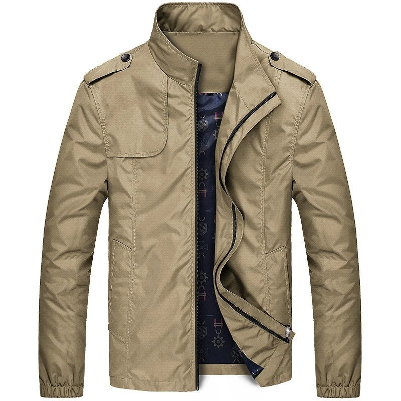 Herre sommer cargojakke, oliven, lett og pustende, ideell for fritid og en moderne, avslappet look.