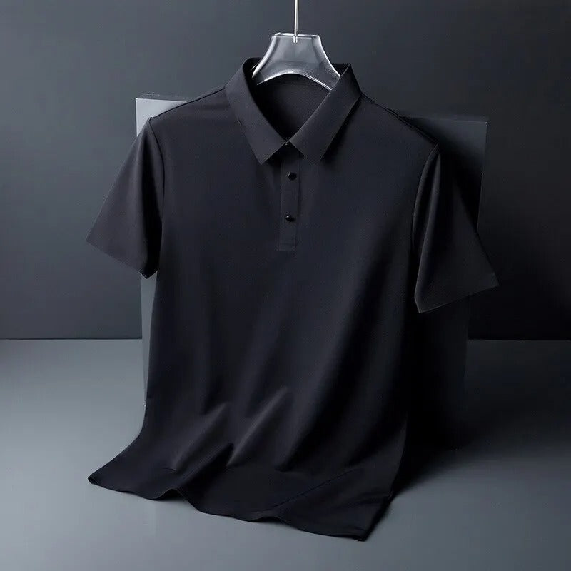 Elegant ensfarget herrepolo, ideell for sommermote, casual dager eller et behagelig arbeidsantrekk.