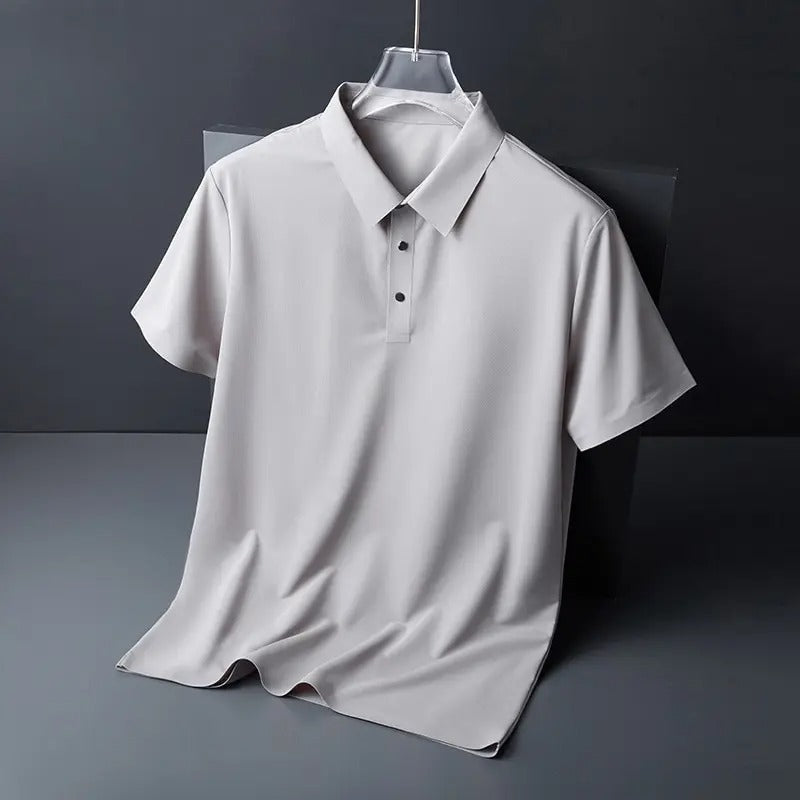 Allsidig herrepolo for hverdagen. Ensfarget design som passer til både casual og elegant herremote.