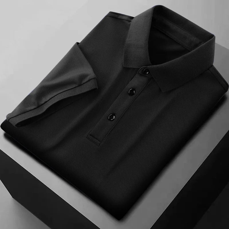 Behagelig og pustende herrepolo. Ideell for sommermote og en avslappet, men likevel elegant stil.