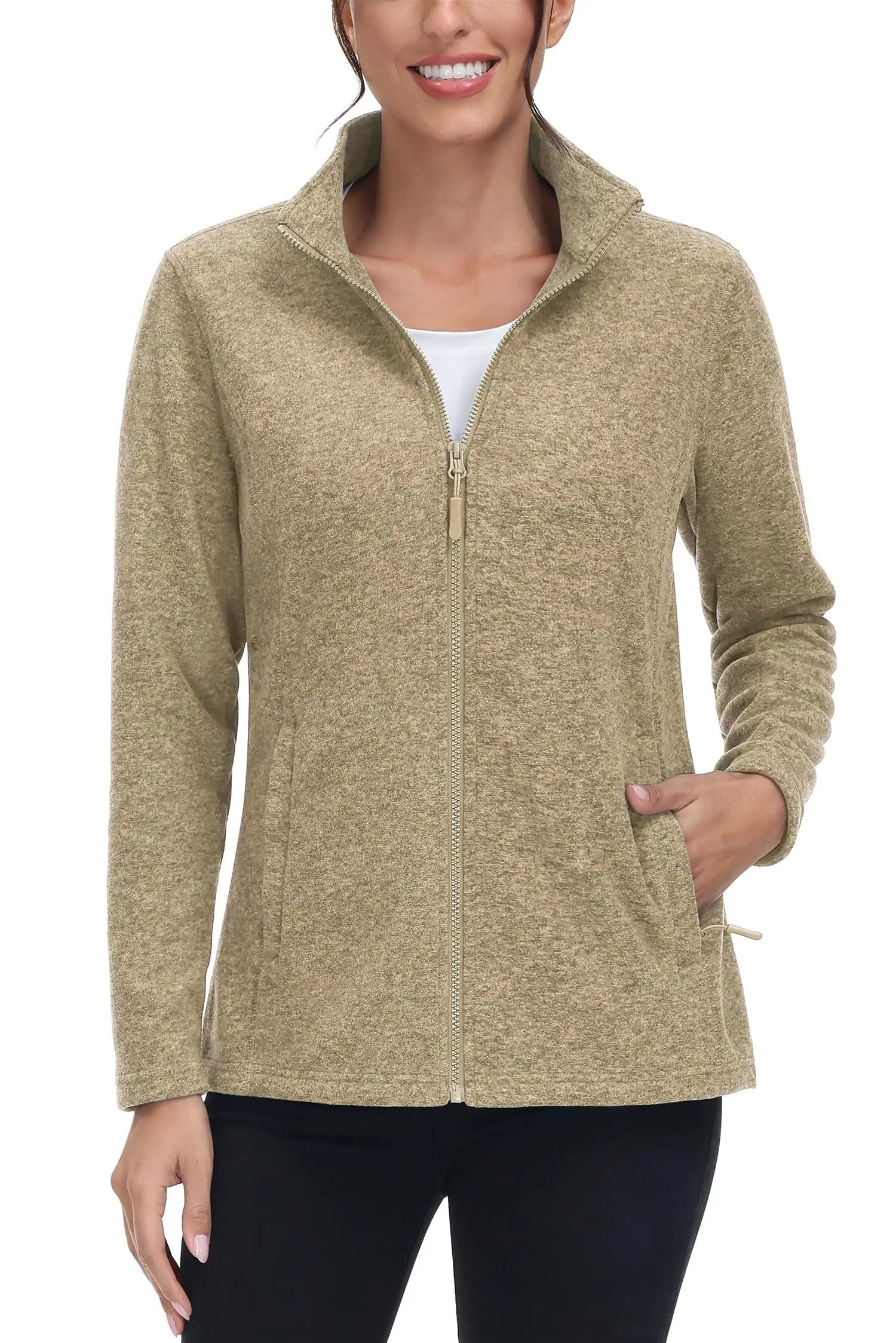 Kvinners helårsjakke i lett materiale, designet for komfort og aktivitet. Ytterplagg med stil.