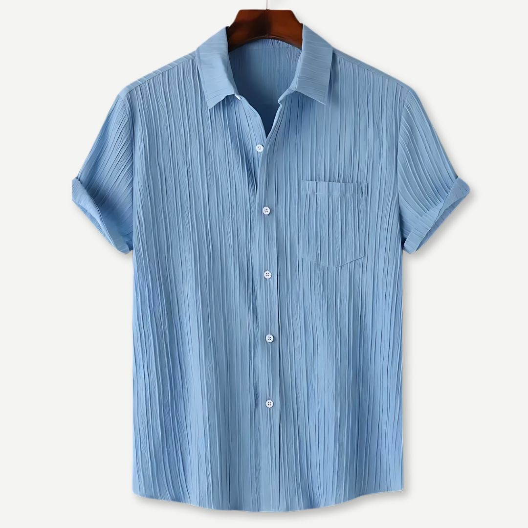 Nærbilde av den unike krøllteksturen på en lys, pustende herreskjorte. Perfekt for en casual sommerlook.