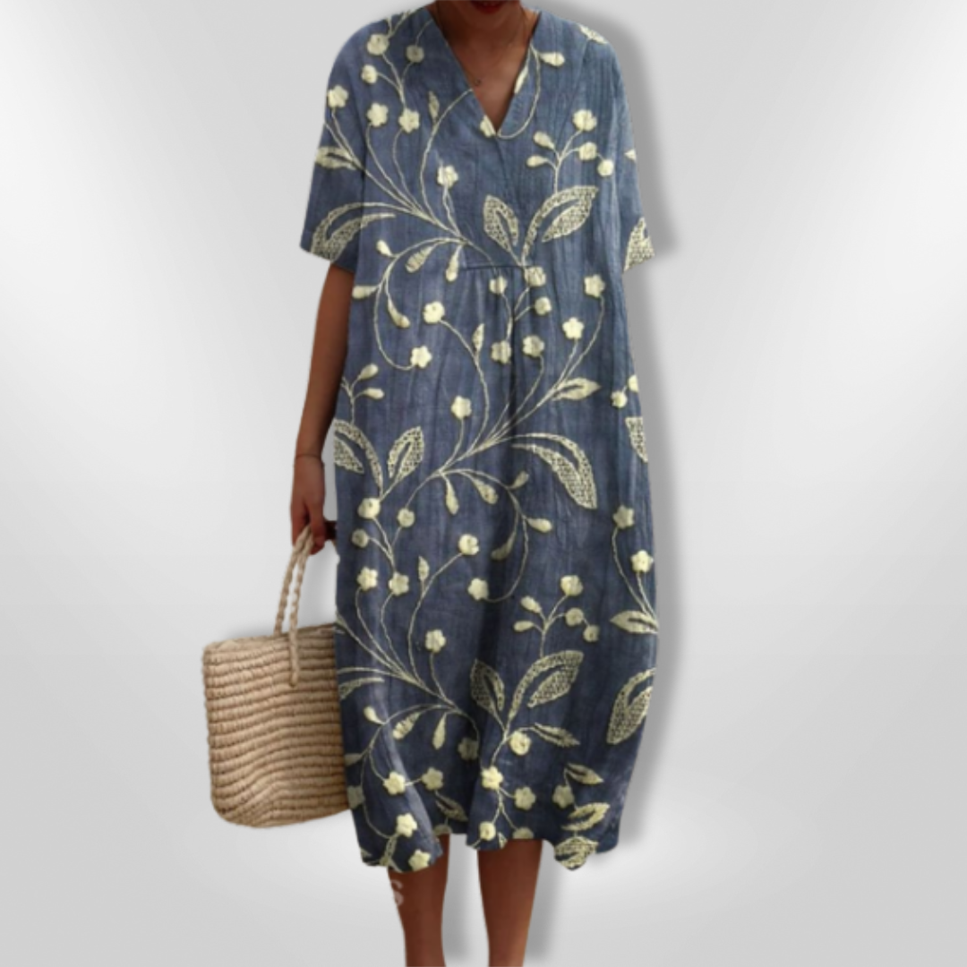 V-hals sommerkjole med blomstertrykk, løs passform og lett materiale, perfekt for ferie og varme.