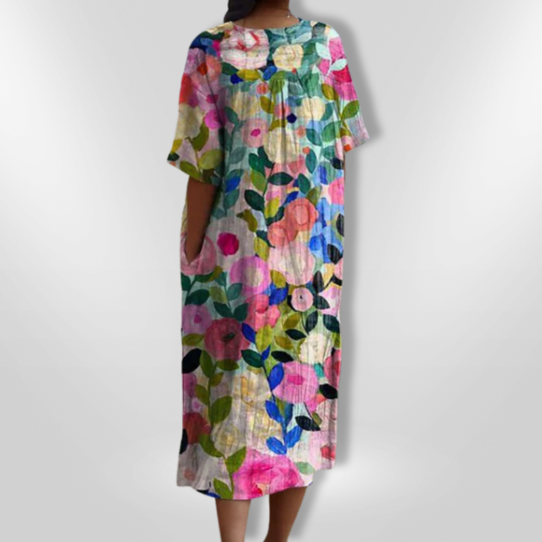 Sommerkjole med fargerikt blomstertrykk og elegant V-hals. Komfortabel og lett damekjole.