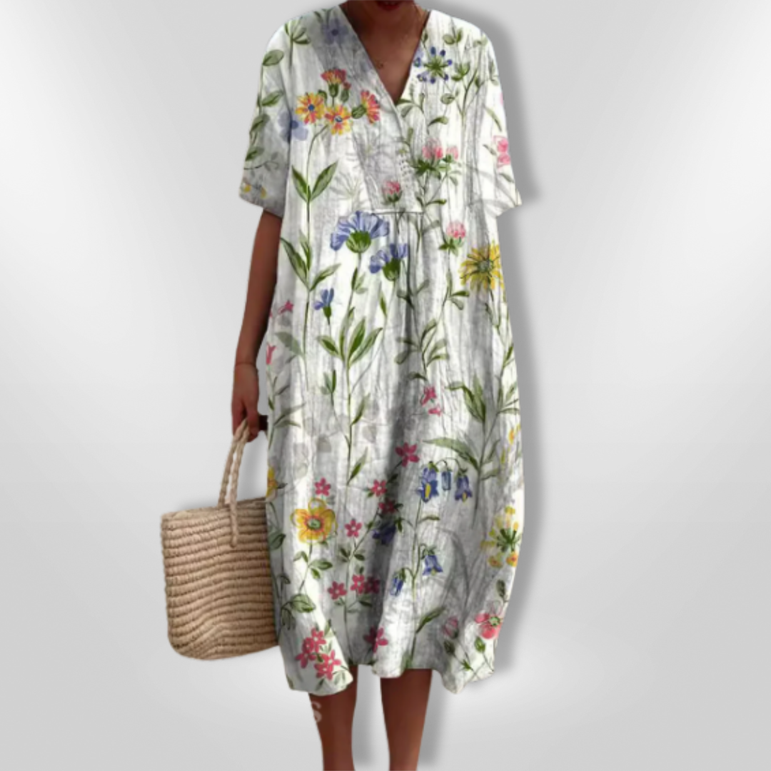 Mønstret sommerkjole i lett stoff med V-hals, for en avslappet og feminin stil. Perfekt for sommeren.