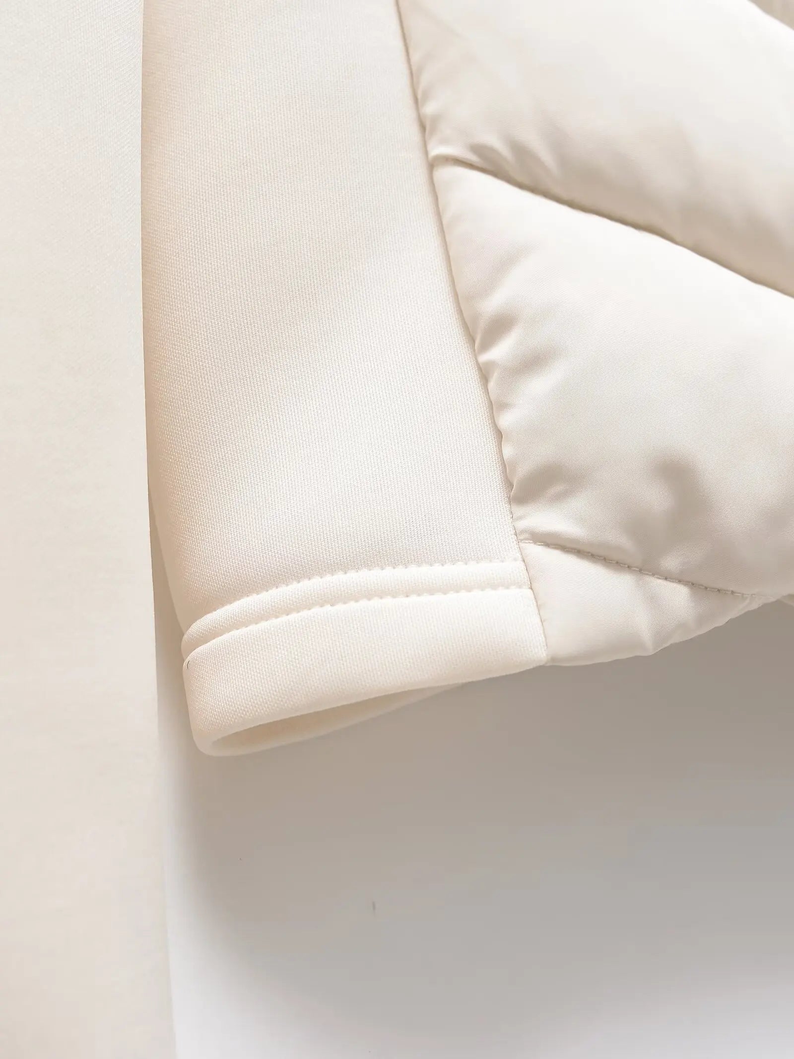 Vinterjakke dame, vattert med hette, lett design med skjulte lommer, perfekt for fritid.