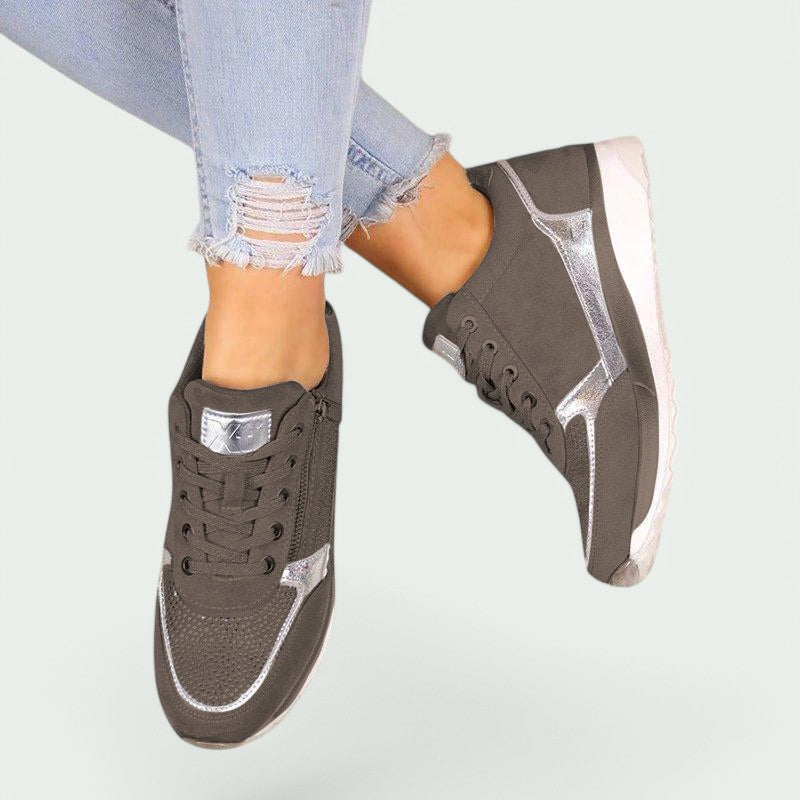 Blå lette damesneakers med borrelås og sklisikker såle. Komfortable vårsko, perfekte for aktive kvinner.