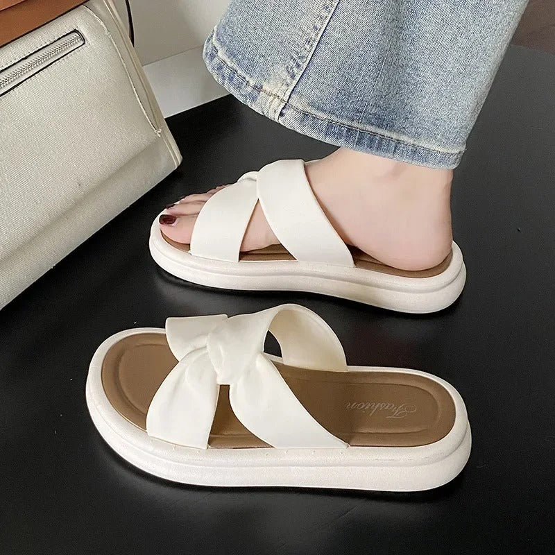 Dame slip-on tøfler i lett design. Komfortable, pustende og sklisikre innendørs sko for sommeren.