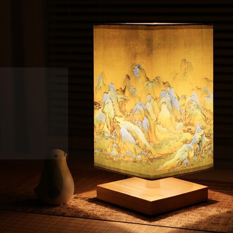 Elegant bordlampe til soverom med japansk-skandinavisk design. Naturlig bambus og tekstilskjerm for koselig interiør.