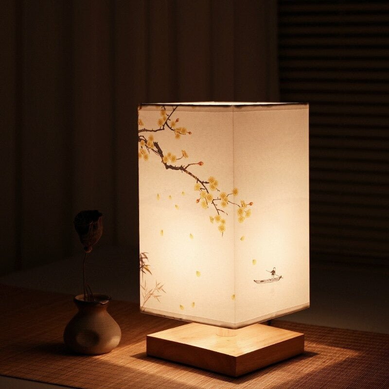 Moderne soveromslampe, liten bordlampe. Japansk-skandinavisk stil med bambusfot og tekstilskjerm for stemningsfullt lys.