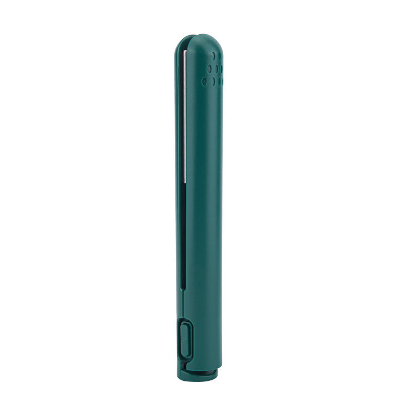 "Liten mini krølltang med keramisk overflate, ideell for både krøllete og rett hår. Bærbar og lett for enkel styling."