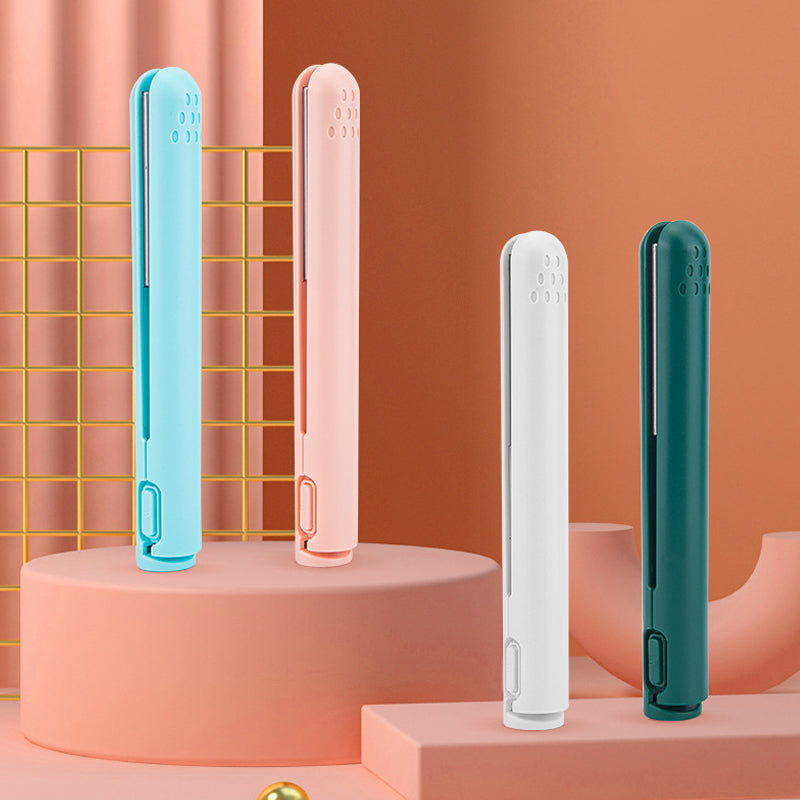 "Liten mini krølltang med keramisk overflate, ideell for både krøllete og rett hår. Bærbar og lett for enkel styling."