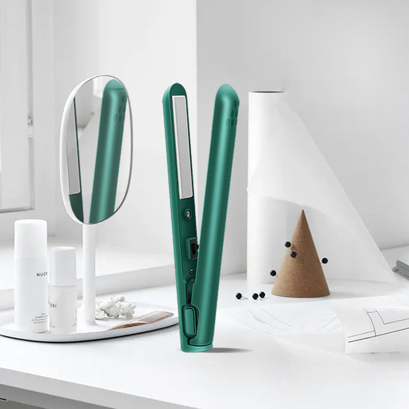 "Liten mini krølltang med keramisk overflate, ideell for både krøllete og rett hår. Bærbar og lett for enkel styling."
