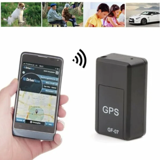 Liten svart GPS-tracker med innebygde magneter, værbestandig, ideell for global sporing av kjøretøy med lang batteritid.