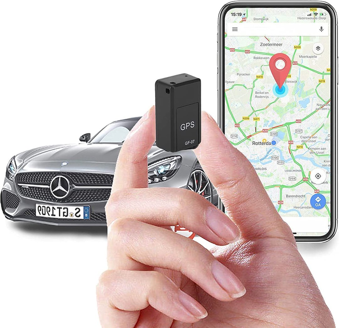 Liten svart GPS-tracker med innebygde magneter, værbestandig, ideell for global sporing av kjøretøy med lang batteritid.