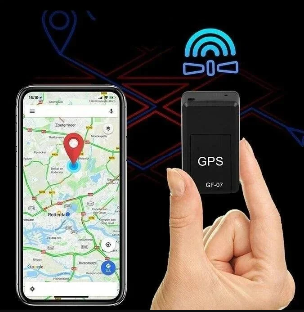 Liten svart GPS-tracker med innebygde magneter, værbestandig, ideell for global sporing av kjøretøy med lang batteritid.